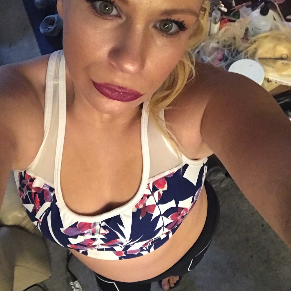 Fabletics Sports Bra With Beautiful Colors